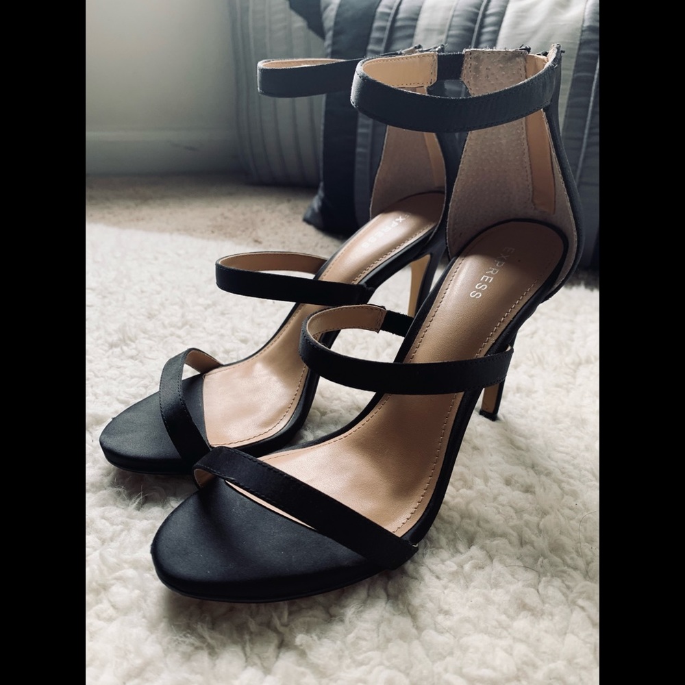 SALE🔥Express black heels